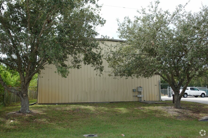 1592 SE South Niemeyer Cir, Port Saint Lucie, FL à louer - Photo de l’immeuble – Image 2 sur 2