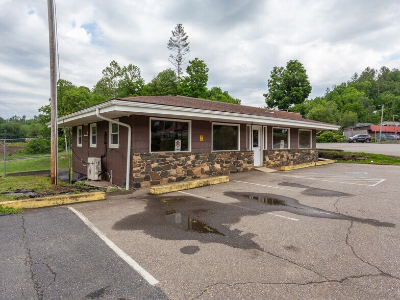 395 Crimson Laurel Way, Bakersville, NC à vendre - Photo de l’immeuble – Image 3 sur 32
