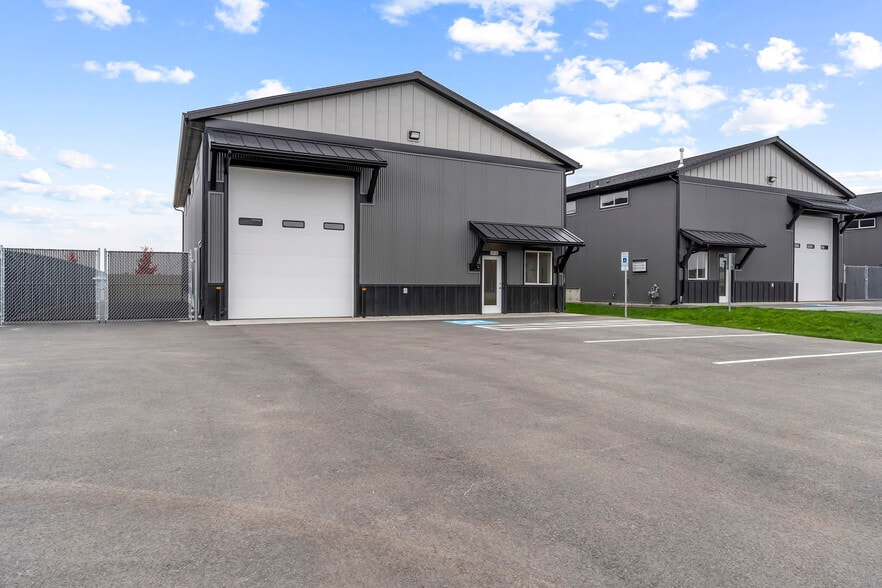 3383 W Daugharty Loop, Hayden, ID à louer - Photo de l’immeuble – Image 1 sur 21