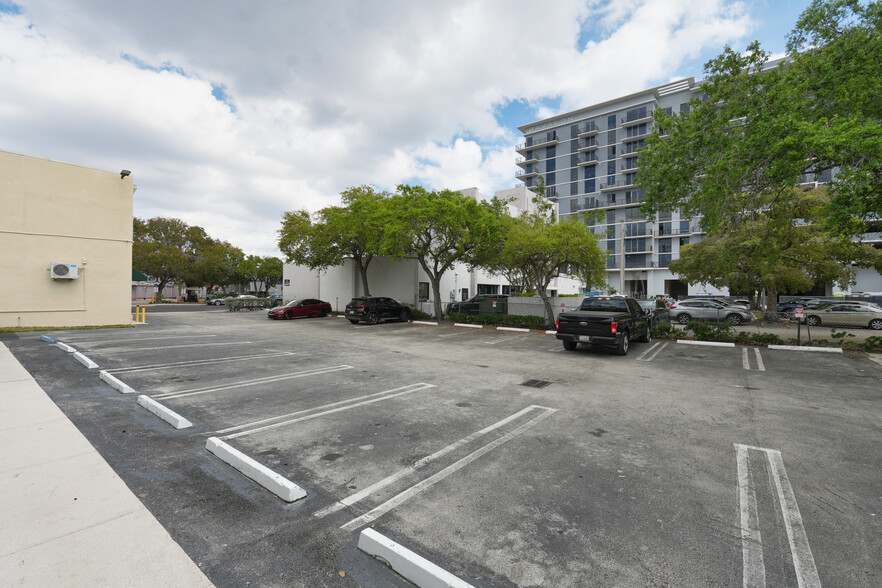 7313 SW 59th Ct, South Miami, FL à louer - Photo de l’immeuble – Image 3 sur 20