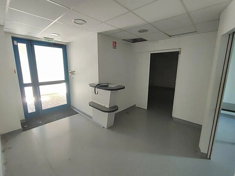 Bureau dans Villefontaine à vendre - Photo de l’immeuble – Image 2 sur 8