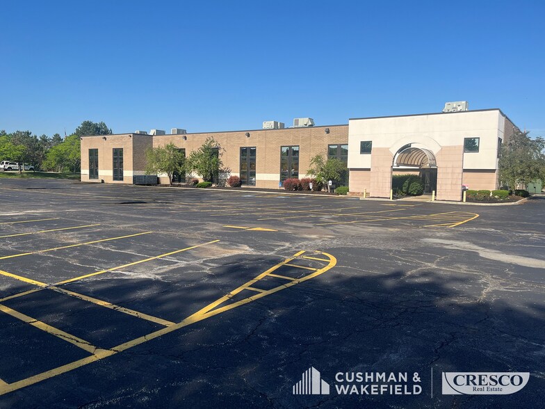 17535 Rosbough Dr, Middleburg Heights, OH à louer - Photo de l’immeuble – Image 1 sur 8