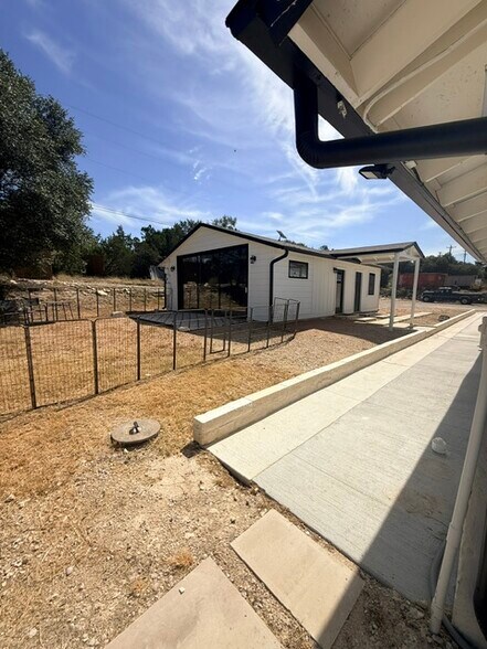 22214 State Highway 71 W, Spicewood, TX à louer - Photo de l’immeuble – Image 2 sur 8