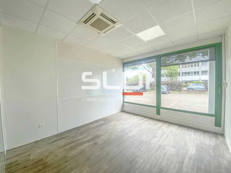 Bureau dans Bron à louer - Photo de l’immeuble – Image 1 sur 6