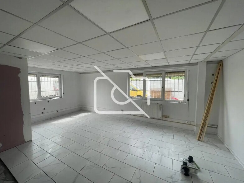 Bureau dans Corbeil-Essonnes à louer - Photo de l’immeuble – Image 1 sur 4