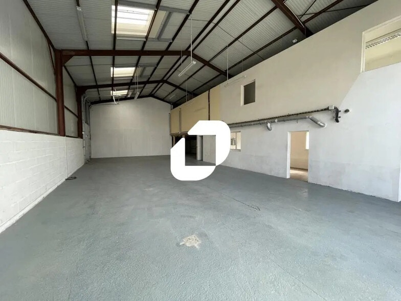 Local d’activités dans Reims à louer - Photo de l’immeuble – Image 2 sur 14