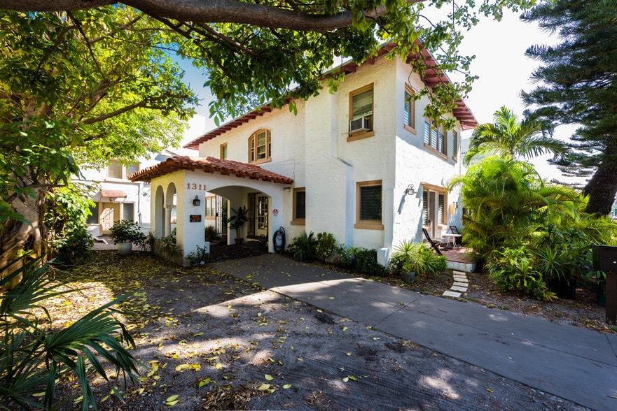1311 15th Ter, Miami Beach, FL à vendre - Photo principale – Image 1 sur 41