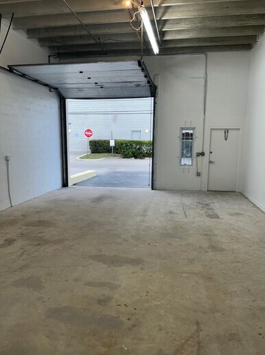 5042 NE 12th Ave, Oakland Park, FL à louer - Photo de l’immeuble – Image 3 sur 7