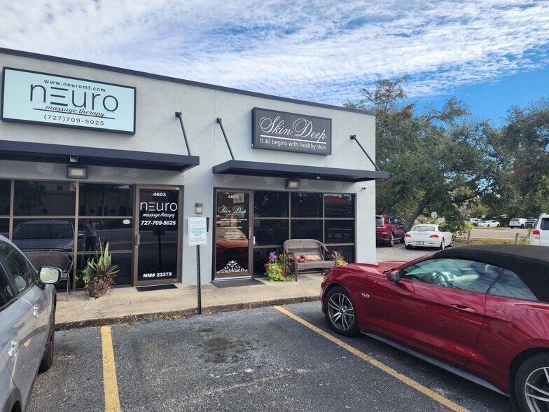 4601 4th St N, Saint Petersburg, FL à louer - Photo de l’immeuble – Image 2 sur 24