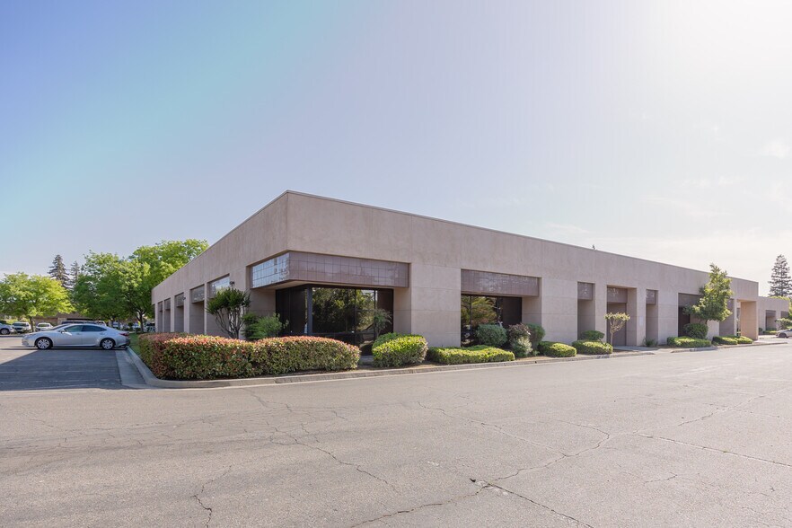 2540 W Shaw Ln, Fresno, CA à louer - Photo de l’immeuble – Image 1 sur 23