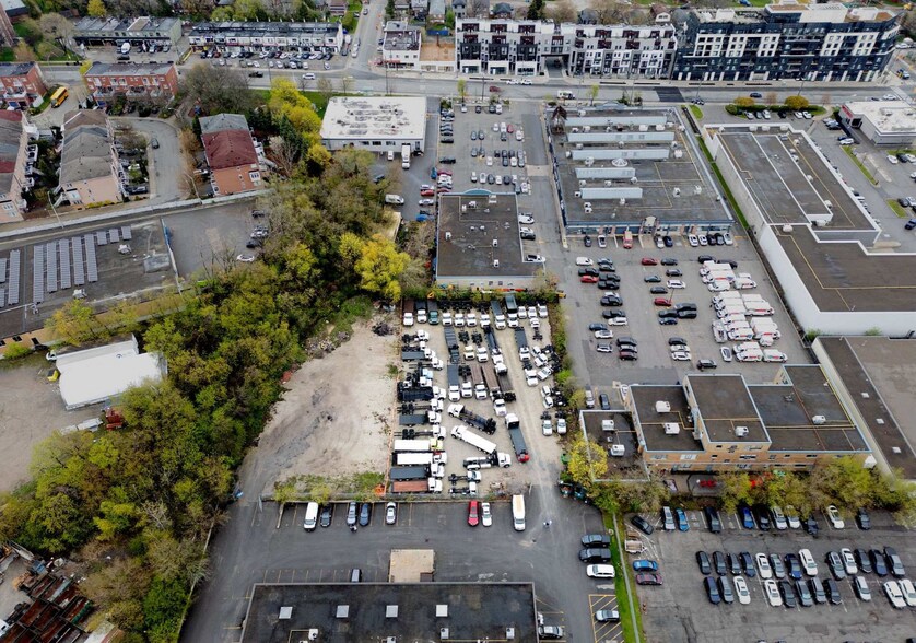 49 Cranfield Rd, Toronto, ON à louer - Photo de l’immeuble – Image 2 sur 6