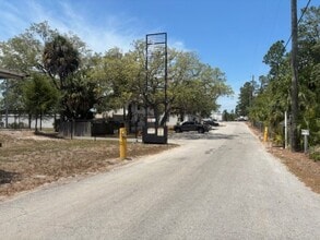 3617 Commercial Way, Spring Hill, FL à louer Photo de l’immeuble– Image 2 sur 12