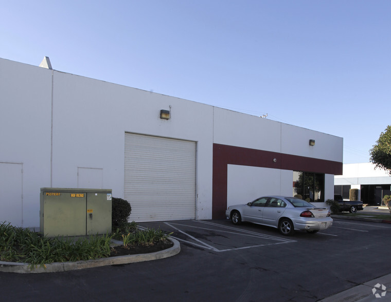 2294 N Batavia St, Orange, CA à louer - Photo de l’immeuble – Image 2 sur 2