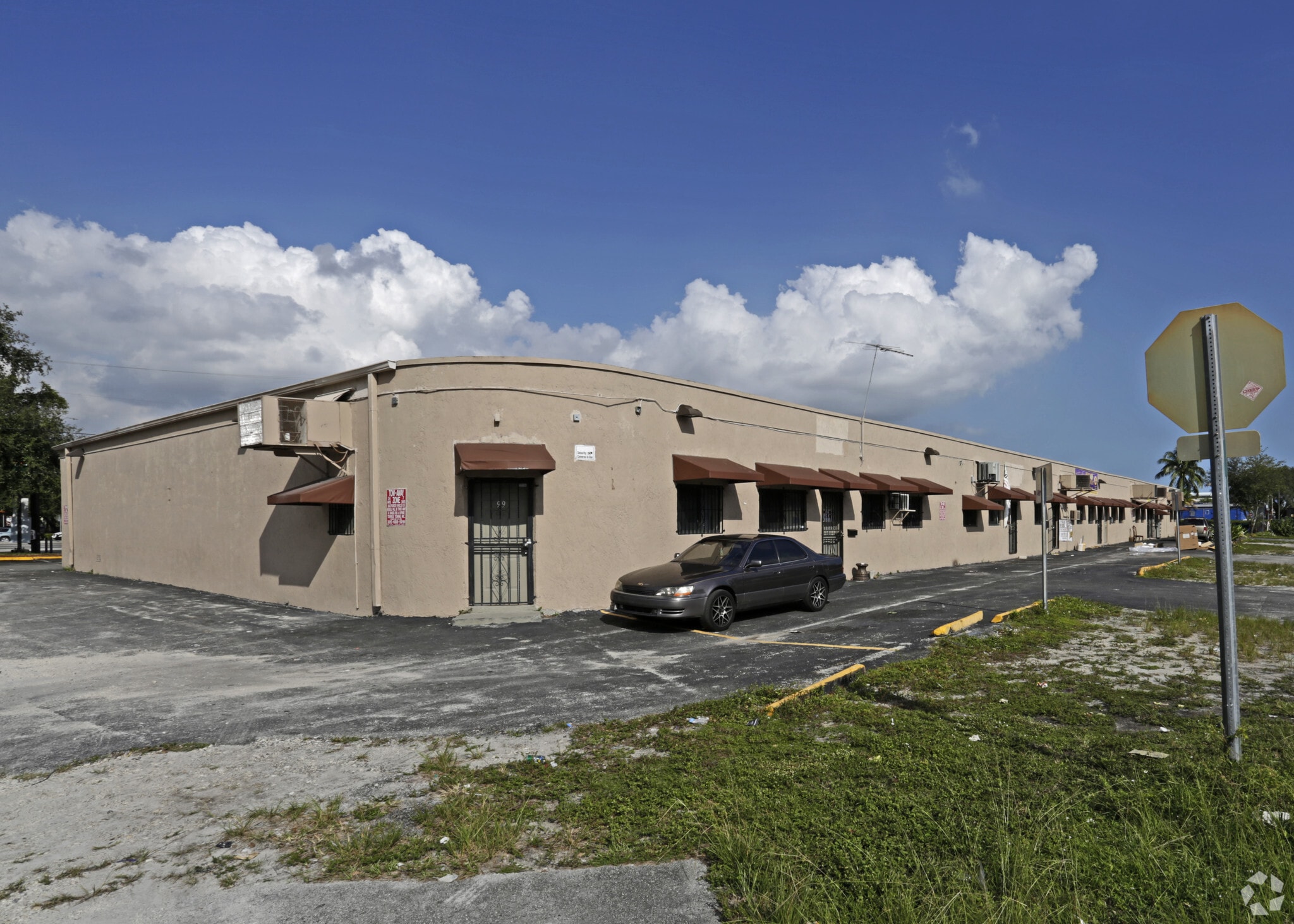71-99 NW 166th St, Miami, FL à louer Photo principale– Image 1 sur 27