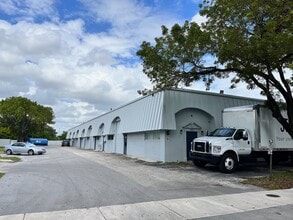 2696 NW 31st Ave, Lauderdale Lakes, FL à louer Photo de l’immeuble– Image 1 sur 3