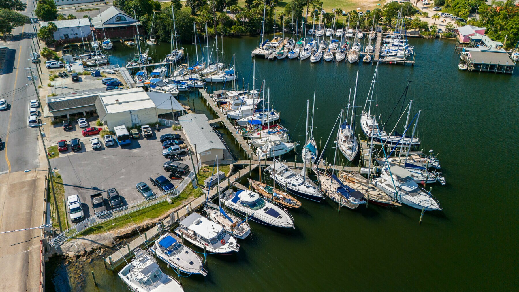 231-235 Beach Dr, Panama City, FL à louer Photo principale– Image 1 sur 12