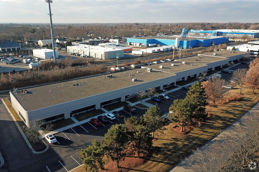 44099 Plymouth Oaks Blvd, Plymouth, MI à louer - Aérien – Image 2 sur 6