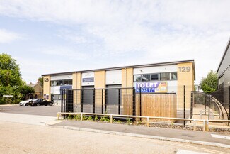 Plus de détails pour Clock Tower Rd, Isleworth - Industriel/Logistique à louer