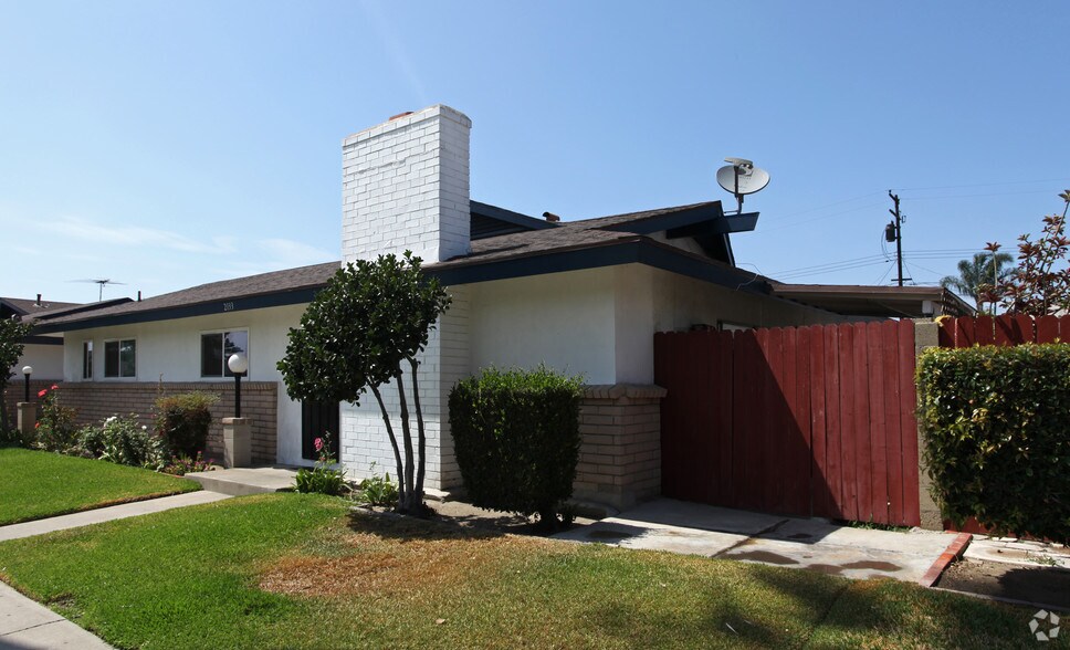 2133 E Almont Ave, Anaheim, CA à vendre - Photo de l’immeuble – Image 2 sur 10