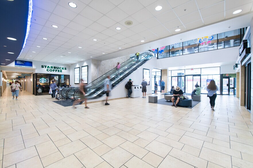 555 Sixth St, New Westminster, BC à louer - Photo intérieure – Image 2 sur 5