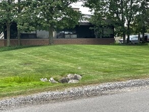 28846 N Nagel Ct, Lake Bluff, IL à louer Photo de l’immeuble– Image 2 sur 7