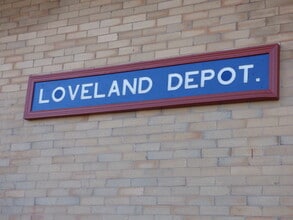 409-427 N Railroad Ave, Loveland, CO à louer Photo de l’immeuble– Image 1 sur 7