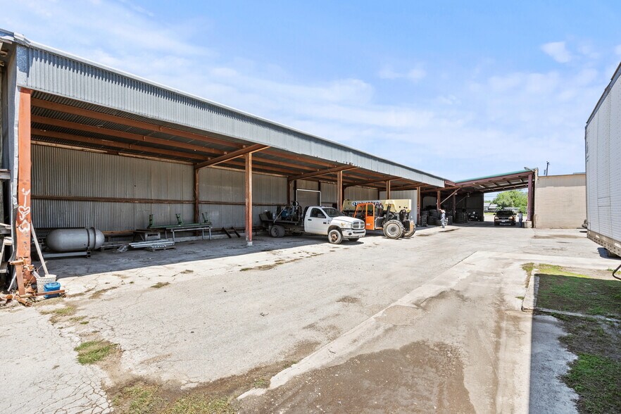 1308 N Austin, Seguin, TX à louer - Photo de l’immeuble – Image 3 sur 26