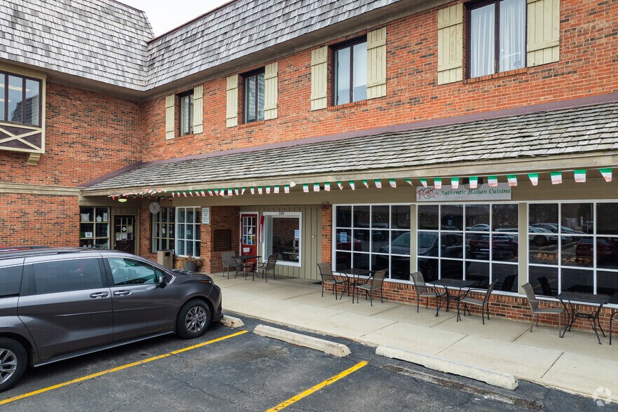 106-140 Barrington Commons Ct, Barrington, IL à vendre - Photo de l’immeuble – Image 2 sur 4
