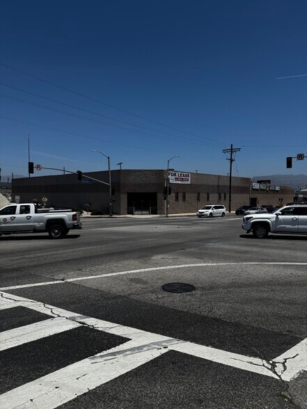 12035-12055 Sherman Way, North Hollywood, CA à louer - Photo de l’immeuble – Image 3 sur 9