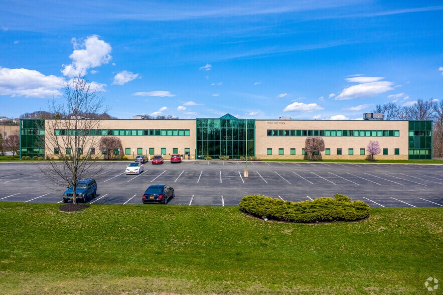 575 Hudson Valley Ave, New Windsor Township, NY à louer - Photo de l’immeuble – Image 3 sur 4