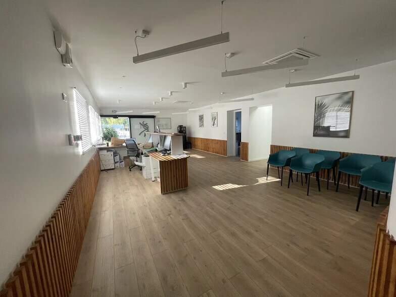 Local d’activités dans Rousset à louer - Photo intérieure – Image 2 sur 3