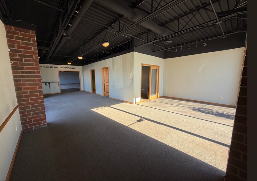 33W624 Roosevelt Rd, Geneva, IL à louer - Photo intérieure – Image 2 sur 5