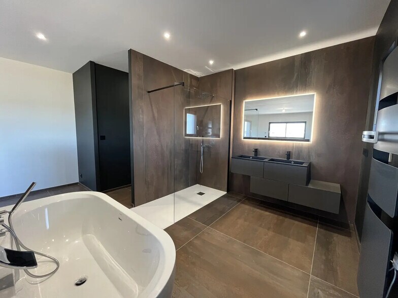 Bureau dans Vauvert à louer - Photo de l’immeuble – Image 2 sur 8