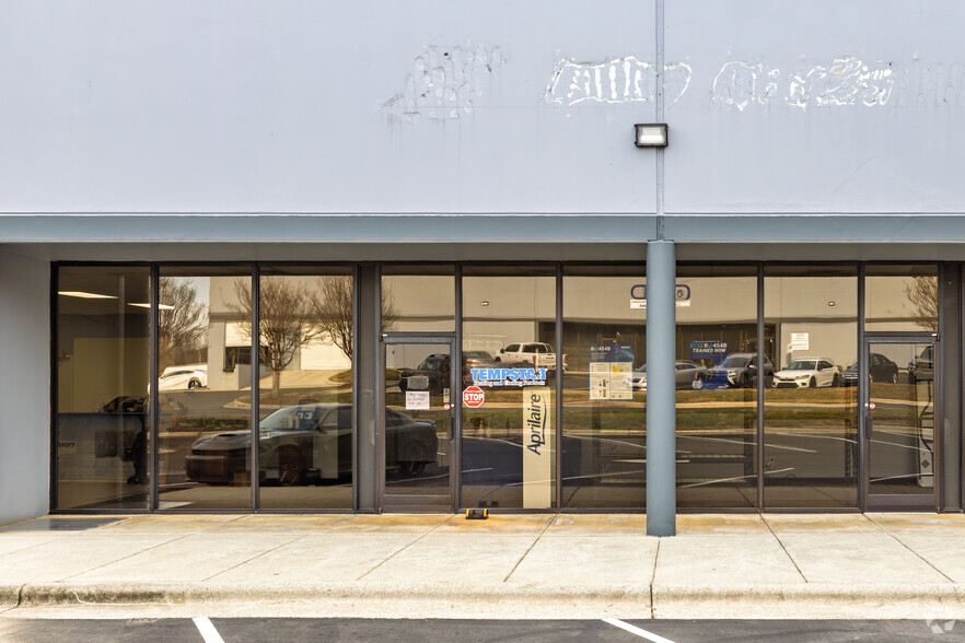 7906 Industrial Village Rd, Greensboro, NC à louer - Photo de l’immeuble – Image 3 sur 20