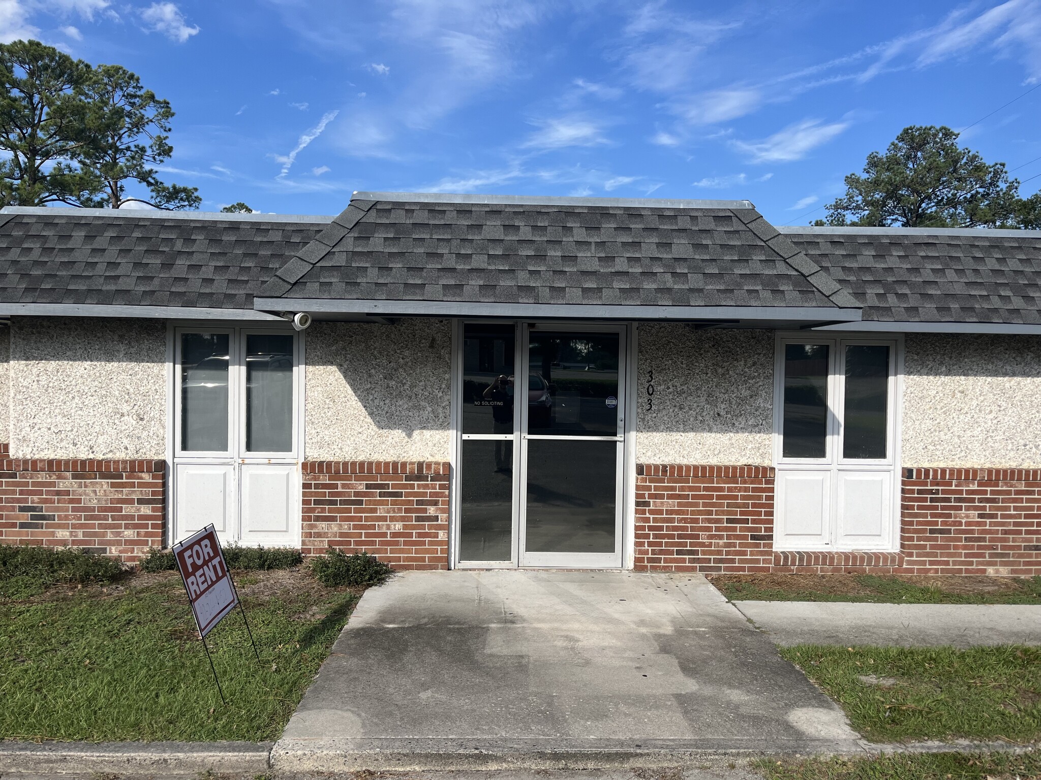 303 Pineview Dr, Waycross, GA à louer Photo de l’immeuble– Image 1 sur 13