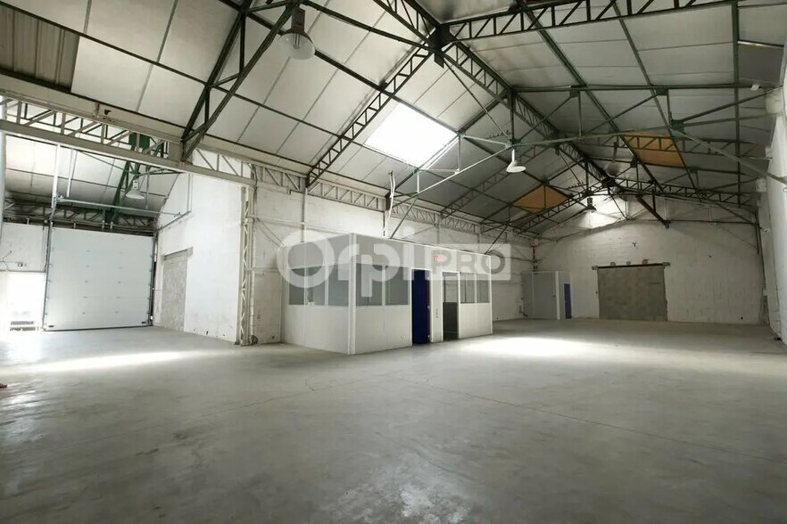 Local d’activités dans Vénissieux à louer - Photo de l’immeuble – Image 1 sur 4