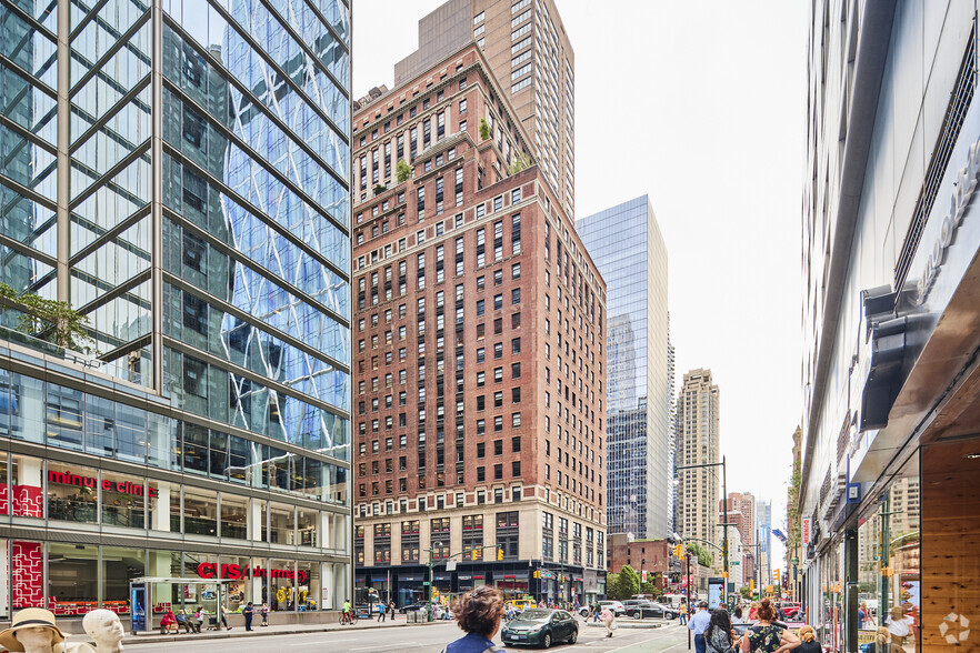 250 W 57th St, New York, NY à louer - Photo de l’immeuble – Image 3 sur 5