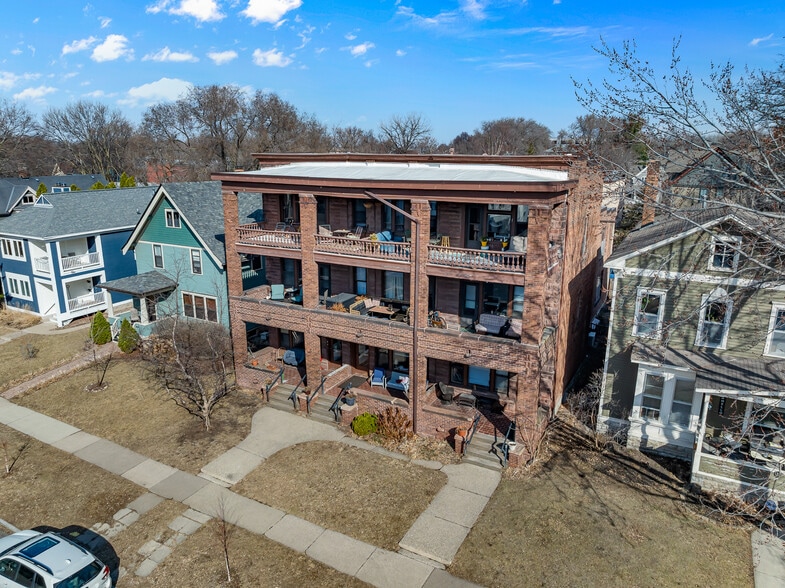 583 Holly Ave, Saint Paul, MN à vendre - Photo de l’immeuble – Image 1 sur 43