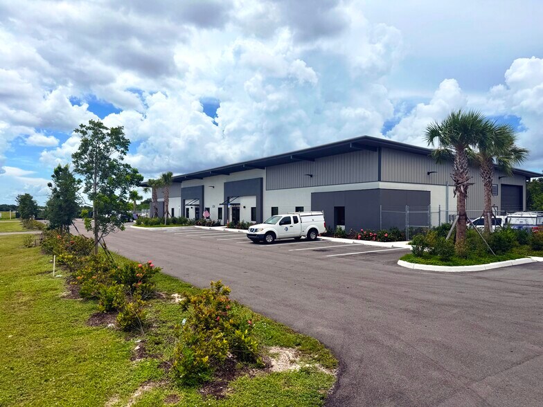 28080 Merchantile Ave, Punta Gorda, FL à vendre - Photo de l’immeuble – Image 2 sur 9