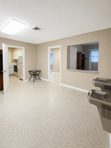 761 E Prima Vista Blvd, Port Saint Lucie, FL à louer - Photo de l’immeuble – Image 3 sur 9