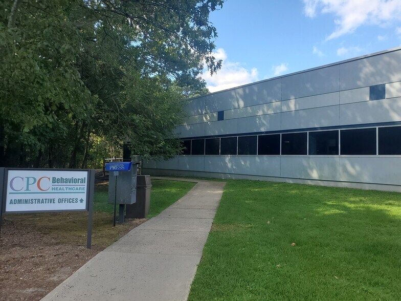 10 Industrial Way E, Eatontown, NJ à louer - Photo de l’immeuble – Image 3 sur 13