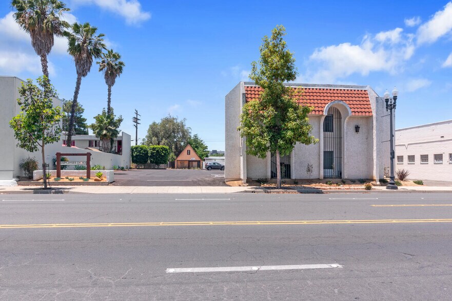 266 S Magnolia Ave, El Cajon, CA à louer - Photo de l’immeuble – Image 2 sur 14