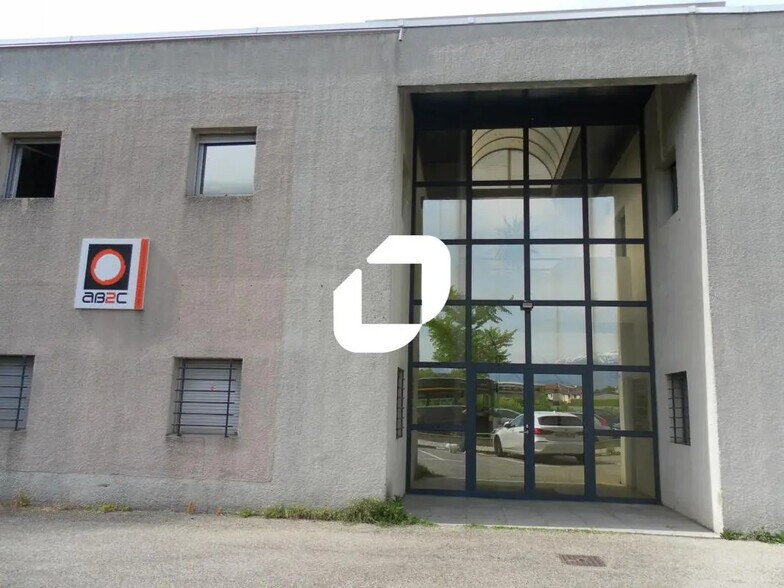 Bureau dans Fontaine à vendre - Photo de l’immeuble – Image 2 sur 8