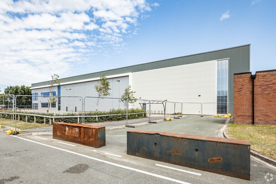 First Av, Deeside à louer - Photo de l’immeuble – Image 1 sur 7
