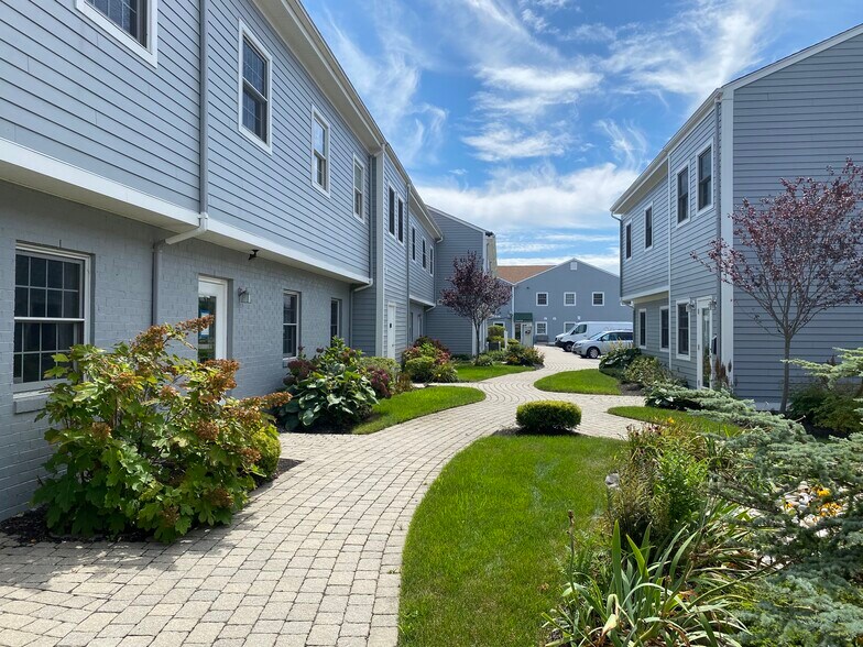 850 Aquidneck Ave, Middletown, RI à louer - Photo de l’immeuble – Image 2 sur 15