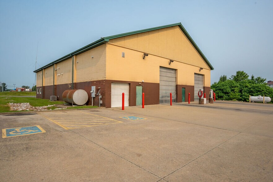140 J W Dickson Dr, Oak Grove, KY à vendre - Photo de l’immeuble – Image 2 sur 15