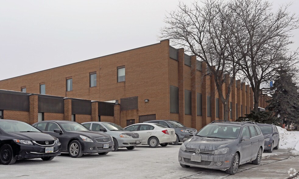 125 Norfinch Dr, Toronto, ON à louer - Photo de l’immeuble – Image 2 sur 8