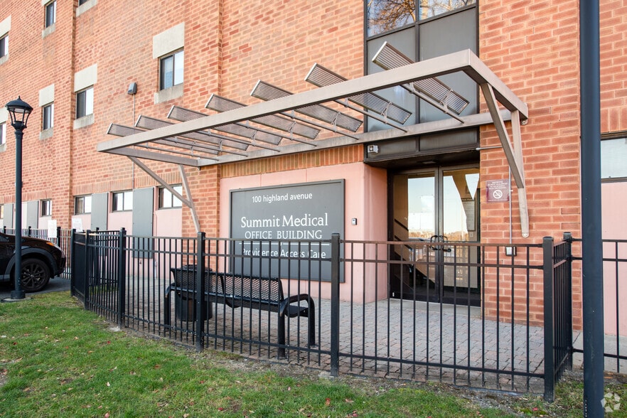 100 Highland Ave, Providence, RI à louer - Photo de l’immeuble – Image 3 sur 10