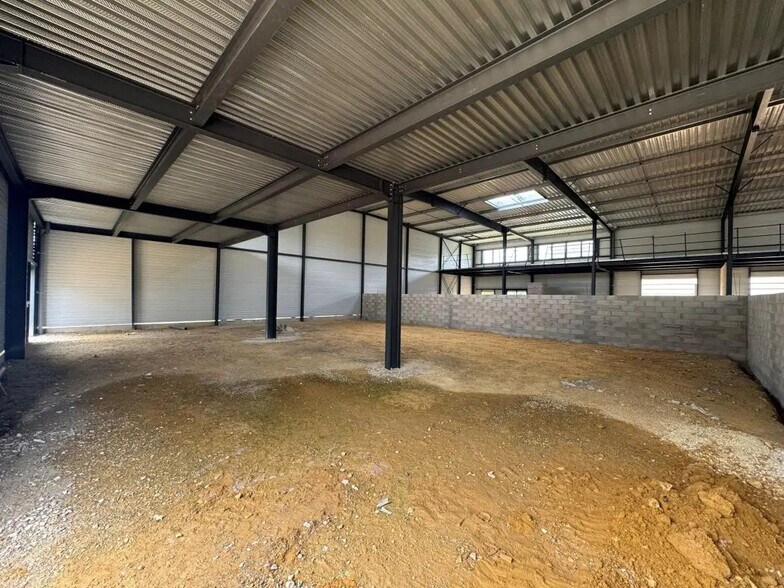 Local d'activités dans Amblainville à vendre - Photo de la construction – Image 3 sur 6