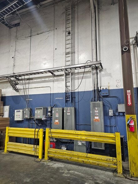 7207-7211 N Loop E portefeuille de 2 biens à vendre sur LoopNet.fr - Photo de l’immeuble – Image 3 sur 8